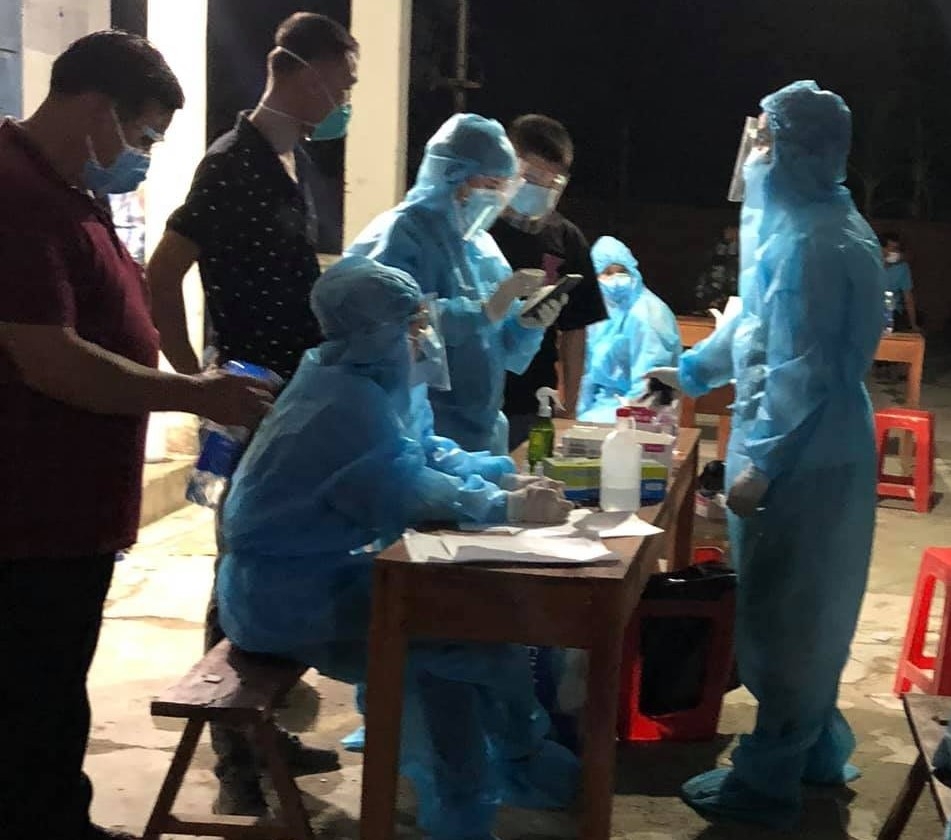 Lực lượng chức năng tổ chức truy vết trong đêm trường hợp tiếp xúc gần với các ca bệnh ở xã Vụ Bổn (huyện Krông Pắc).
