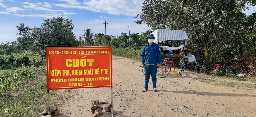 Lực lượng làm nhiệm vụ tại Chốt kiểm soát dịch xã Vụ Bổn (huyện Krông Pắc).