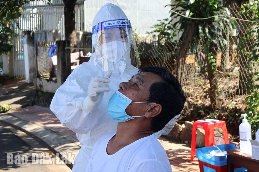 TP. Buôn Ma Thuột: Tiếp tục xét nghiệm nhanh kháng nguyên SARS-CoV-2 đối với người dân của 5 phường, xã còn lại