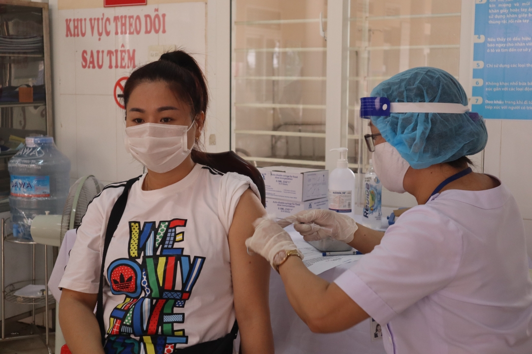 Nhân viên y tế tiêm vắc xin phòng COVID-19 cho người dân trên địa bàn TP. Buôn Ma Thuột. Ảnh: Kim Hoàng