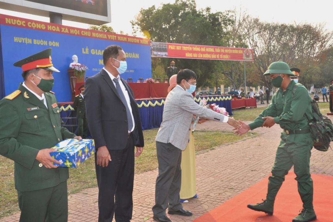 Lãnh đạo huyện Buôn Đôn tặng quà thanh niên trước lúc lên đường nhập ngũ, thực hiện nghĩa vụ công dân năm 2021. Ảnh minh họa.
