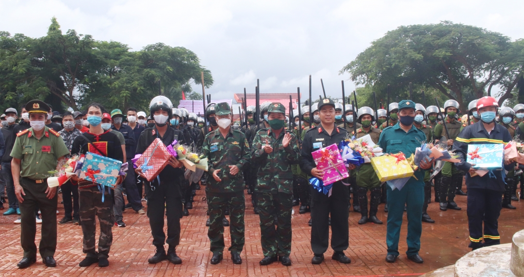 Ban chỉ đạo diễn tập tặng hoa các đơn vị hoàn thành xuất sắc nhiệm vụ thực binh.