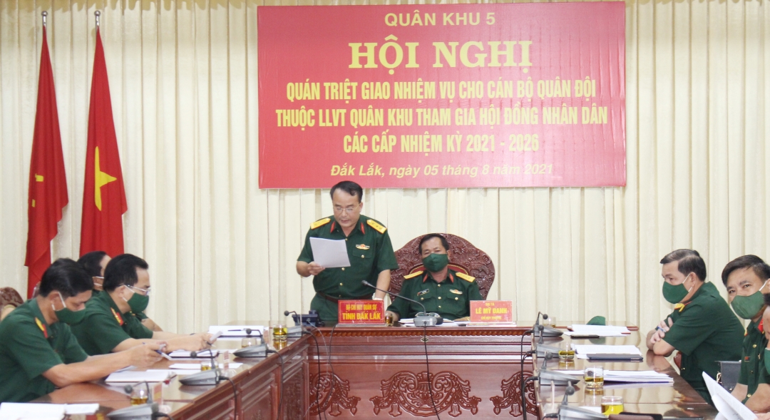 Thượng tá Trần Minh Trọng, Chính ủy Bộ CHQS tỉnh, Đại biểu HĐND tỉnh nhiệm kỳ 2021 – 2026 tham gia thảo luận tại hội nghị