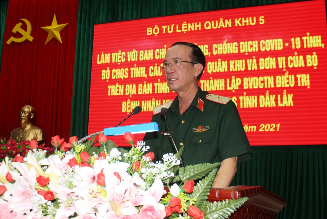 Thiếu tướng Nguyễn Đình Tiến, Phó Tư lệnh Quân khu phát biểu tại buổi làm việc