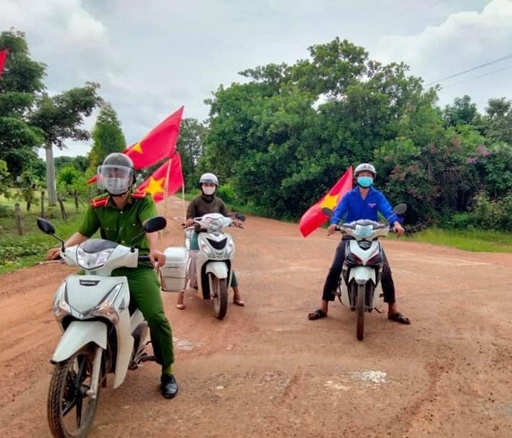 Đoàn viên, thanh niên huyện Ea Súp tuyên truyền lưu động về các biện pháp phòng, chống dịch bệnh COVID-19