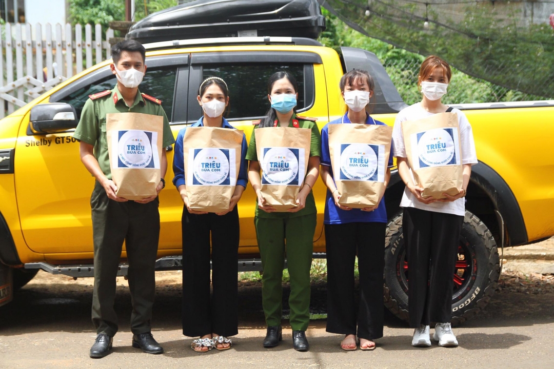 Lực lượng thanh niên tình nguyện huyện Krông Pắc chuẩn bị các phần cơm phục vụ người dân khó khăn do dịch COVID-19 trên địa bàn