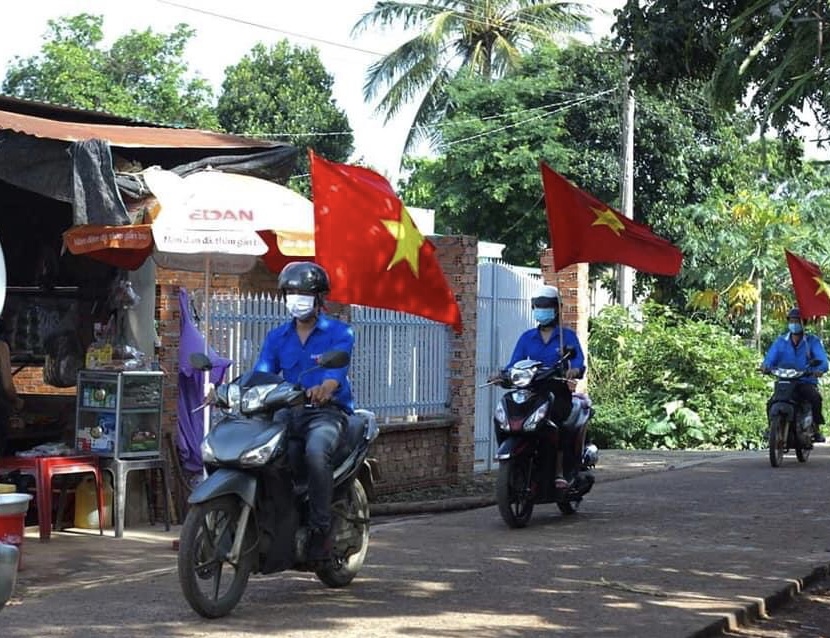 Đoàn viên thanh niên huyện Krông Pắc tuyên truyền về phòng, chống dịch COVID-19. Ảnh: Hà Văn
