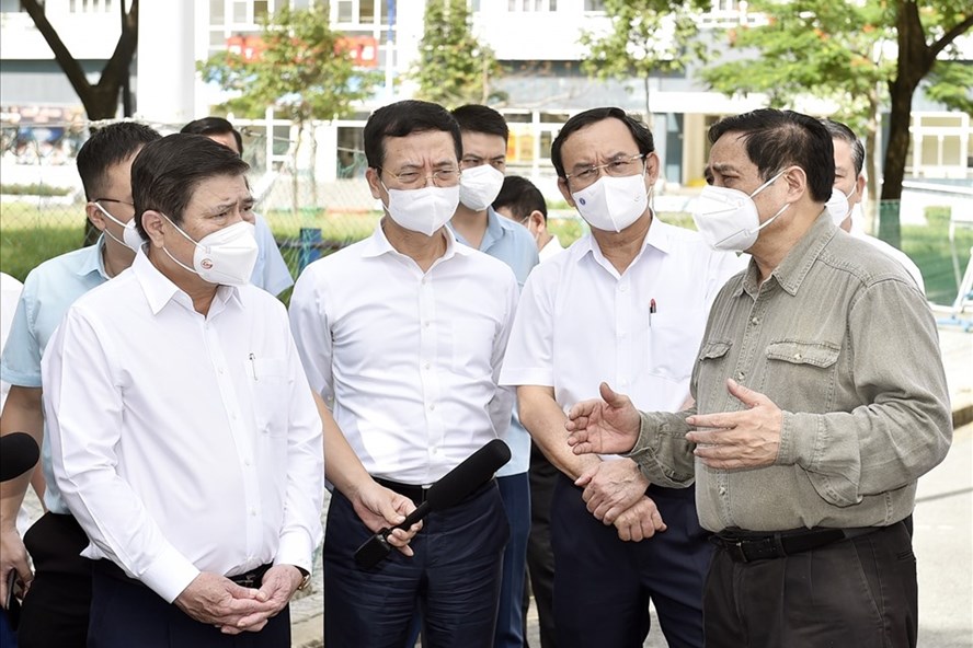 Thủ tướng Chính phủ Phạm Minh Chính (bìa phải) kiểm tra công tác phòng, chống dịch bệnh COVID-19 tại TP.Hồ Chí Minh. (Ảnh: Lao Động)