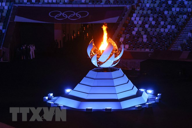 Hình ảnh ngọn đuốc Olympic tại lễ bế mạc. (Ảnh: AFP/TTXVN)