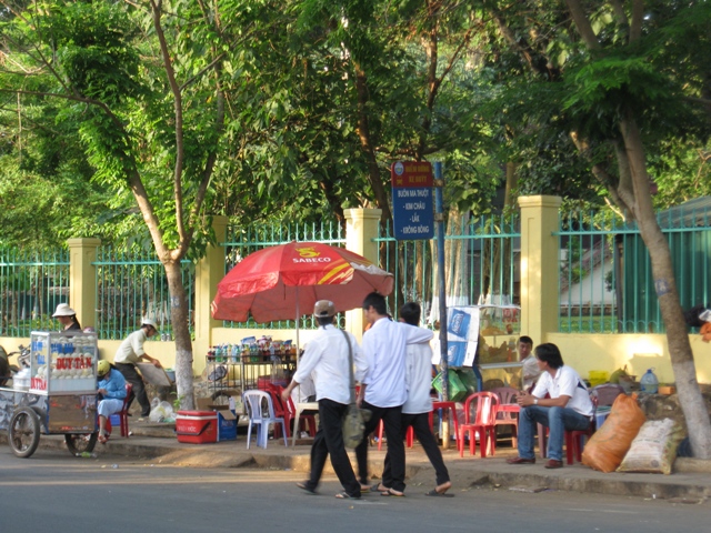 Tại một số điểm dừng xe buýt trước trường học hiện đang rất thiếu các nhà chờ, hoặc bị xuống cấp, hoặc bị chiếm dụng trái phép thành các quán nước vừa gây cản trở cho người đi bộ vừa