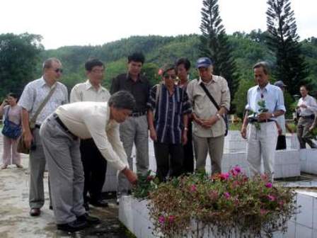 Các nhà văn miền Trung - Tây Nguyên đặt hoa viếng nhà thơ Nguyễn Mỹ (Ảnh: T.L)