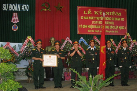 Thừa ủy nhiệm của Chủ tịch nước, lãnh đạo Binh đoàn 12 trao Huân chương Độc lập hạng Ba cho Sư đoàn 470