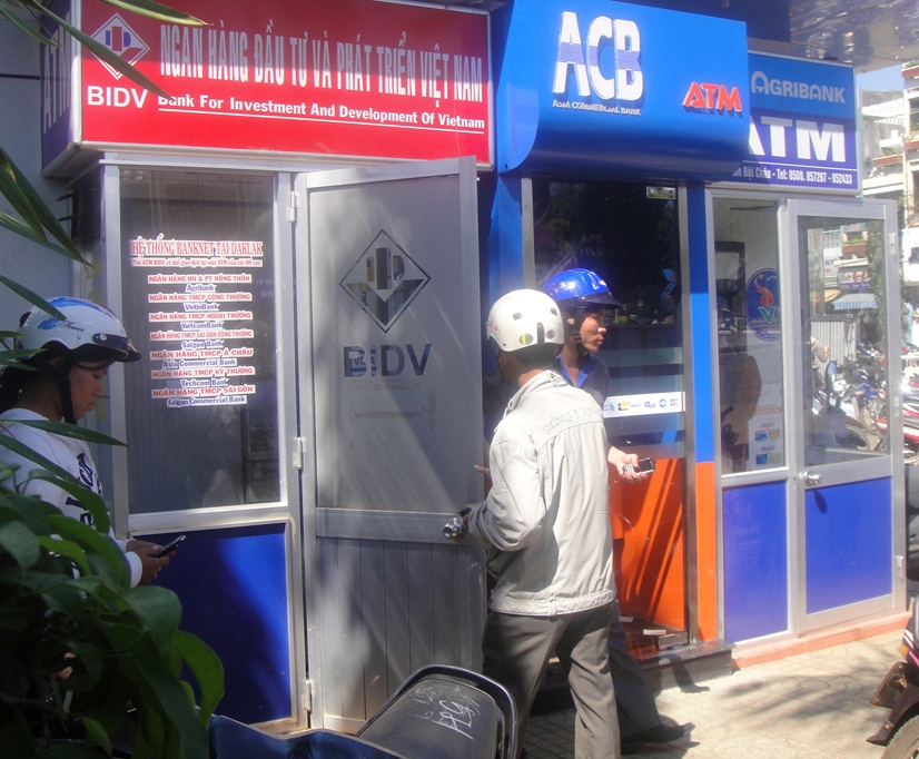 Khách hàng nhận lương qua thẻ ATM