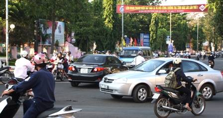 Ảnh chụp lúc 7giờ ngày 14 – 4, tại ngã tư đường Lê Duẩn - Nguyễn Công Trứ , TP. Buôn Ma Thuột trong lúc bị cắt điện.
