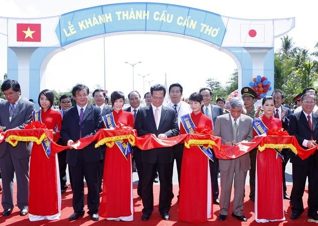 Thủ tướng Nguyễn Tấn Dũng cắt băng khánh thành cầu Cần Thơ.