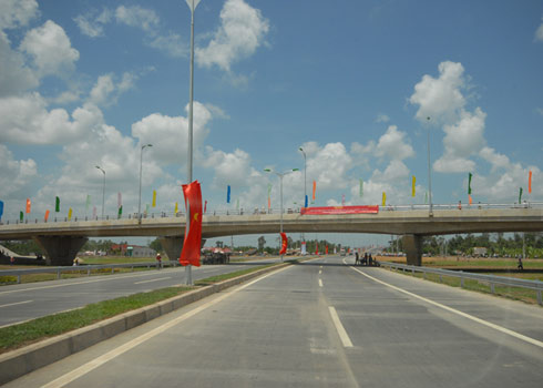 Đường tránh dưới chân cầu.
