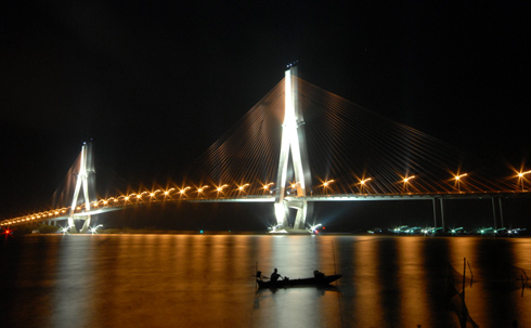 Cầu Cần Thơ về đêm.