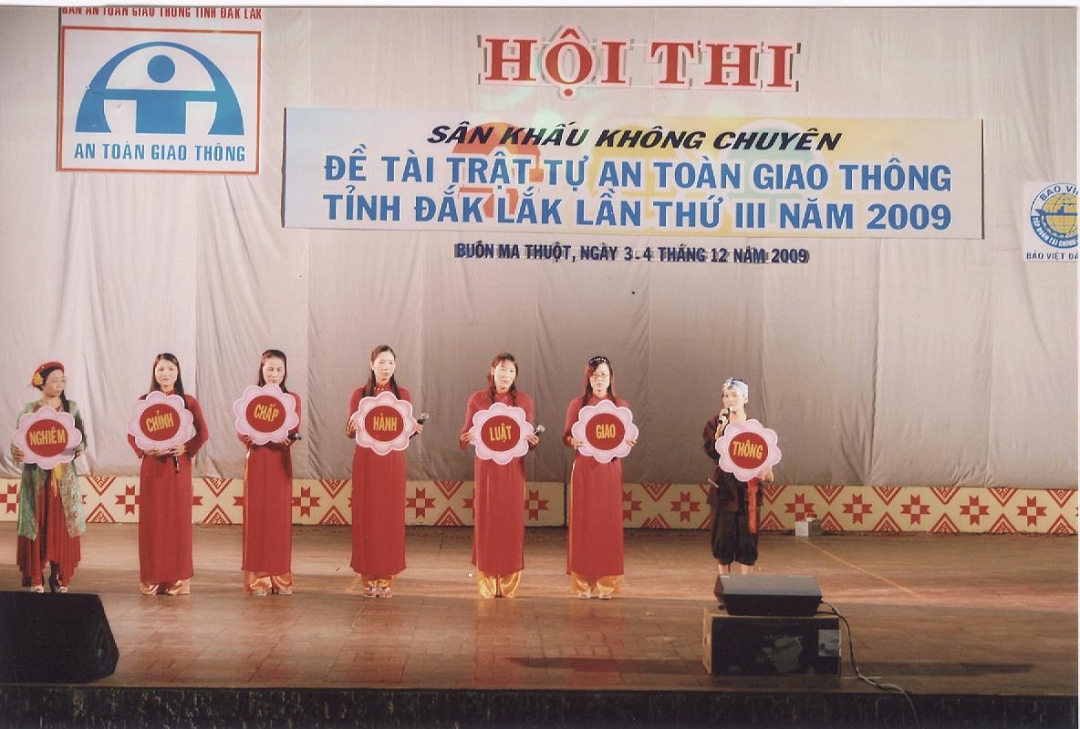 Hội thi sân khấu không chuyên về đề tài trật tự an toàn giao thông là một trong những biện pháp tuyên truyền Luật Giao thông đường bộ có hiệu quả.