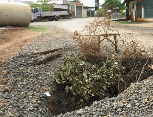 … là một hố sâu 1m rất nguy hiểm cho người đi đường, đặc biệt là lúc trời tối rất dễ gây ra các vụ tai nạn nguy hiểm.