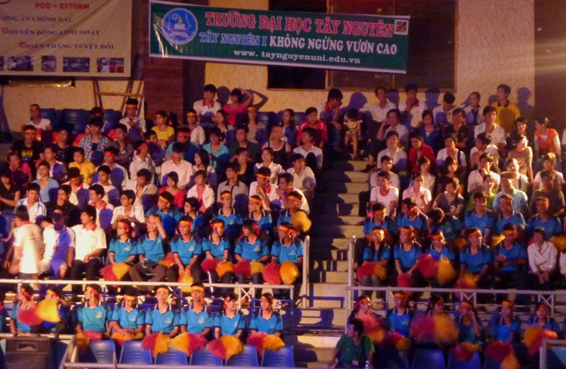 Đêm giao lưu thu hút đông đảo học sinh, sinh viên tham gia.