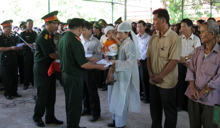 Chia sẻ nỗi đau với thân nhân 5 liệt sĩ.