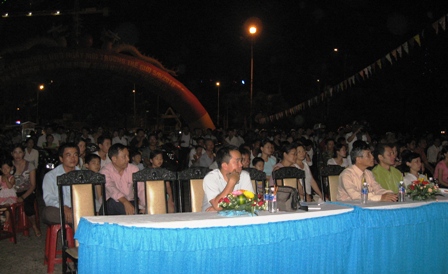 Đông đảo khán giả đến xem và cổ vũ.