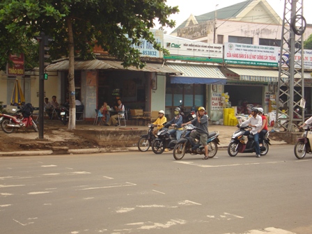 Vạch kẻ đường dành cho người đi bộ và vạch dừng xe tại chốt đèn đỏ trên đường Hùng Vương cắt đường Đinh Tiên Hoàng (TP. Buôn Ma Thuột) đã bị lu mờ, gây khó khăn cho người tham gia giao thông.