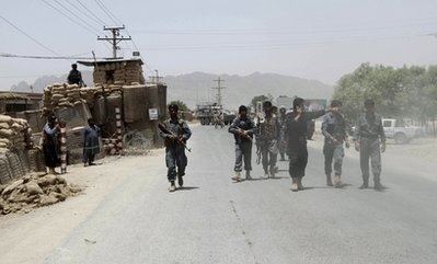 Sáng 26-5, một chiếc xe gài bom đã phát nổ ngay bên ngoài một căn cứ quân sự của NATO ở Kandahar - thành phố lớn nhất ở miền nam Afghanistan, làm 2 người bị thương và phá huỷ vài chiếc xe ô tô. Vụ nổ xảy ra tại bãi đỗ xe của căn cứ Nathan Smith, nơi ở của vài trăm binh sĩ Canada cùng các cảnh sát quân đội Mỹ, nhân viên chính phủ Mỹ và Canada làm việc cho các dự án phát triển. Đây là vụ tấn công mới nhất trong hàng chuỗi các vụ tấn công nhằm vào các mục tiêu của NATO trong 2 tuần qua.