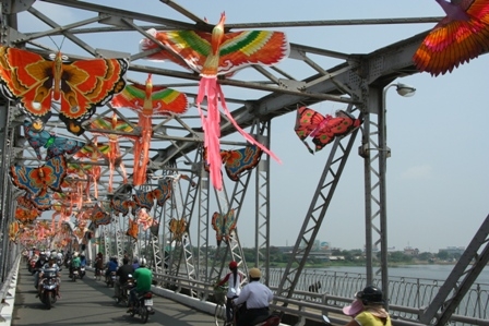 Cầu Tràng Tiền, không gian nghệ thuật sắp đặt với nhiều con diều Huế nhất (1.000 con).