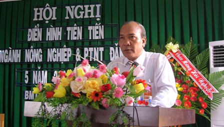 Đồng chí Y Dhăm, Phó Chủ tịch UBND tỉnh phát biểu tại hội nghị