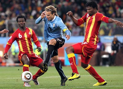 Nhưng họ không ngăn được Forlan (giữa) tỏa sáng