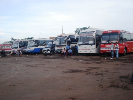 Xe khách đậu ngay hàng, thẳng lối chờ phục vụ khách tại Bến xe phía Bắc TP. Buôn Ma Thuột.