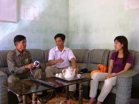 Anh Lê Công Trứ (bìa trái) đang trao đổi với đồng đội cách trấn áp tội phạm.