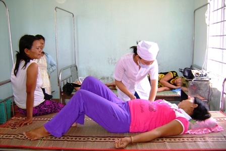 Trạm y tế xã Yang Reh, huyện Krông Bông chăm sóc sức khỏe cho thai phụ.