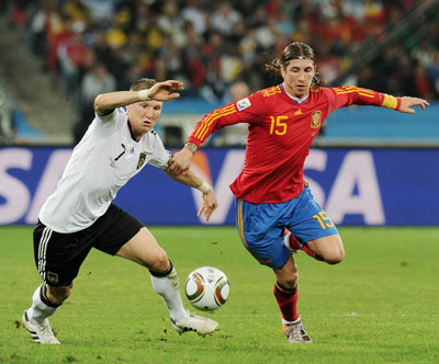 Tây Ban Nha (áo đỏ) tỏ ra vượt trội nhờ kĩ thuật cá nhân điêu luyện cùng lối chơi ăn ý của các cầu thủ