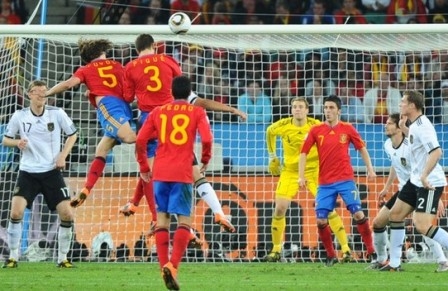 Pha đánh đầu ghi bàn thắng duy nhất của trung vệ Carles Puyol (số 5)