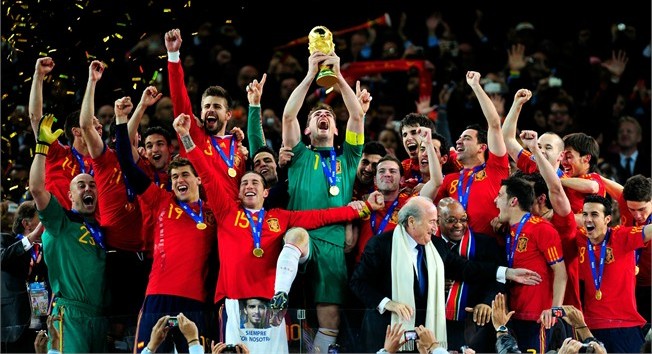Lần đầu tiên đội tuyển Tây Ban Nha được nâng cao chiếc cúp vàng FIFA danh giá.