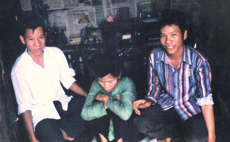 Sùng Văn Hiển và Sùng Văn Hưng với người mẹ bất hạnh