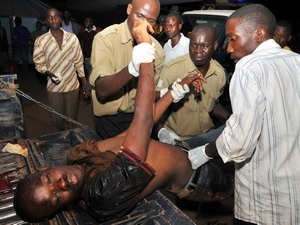 Tổng thống Uganda Yoweri Museveni tuyên bố quốc tang một tuần, từ ngày 13-7, để tưởng nhớ các nạn nhân hai vụ đánh bom tại thủ đô Campala hôm 11-7 làm ít nhất 74 người thiệt mạng và hàng chục người bị thương. Trước đó, Tổng thống Museveni đã lên án các vụ đánh bom là