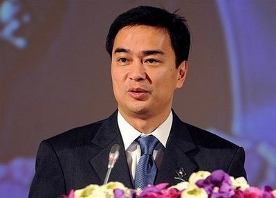 Thủ tướng Thái Lan Abhisit Vejjajiva vừa cho biết, nếu tình hình đất nước ổn định, không xảy ra bạo lực quy mô lớn, việc giải tán Hạ viện và tổ chức tổng tuyển cử sớm vào giữa năm 2011 có thể thực hiện được. Tuy nhiên, Thủ tướng Abhisit Vejjajiva nhấn mạnh, xét tình hình hiện nay rất khó có thể tiến hành bầu cử sớm, bởi vì một số tổ chức vẫn cố tình muốn gây sức ép với Chính phủ bằng bạo lực.