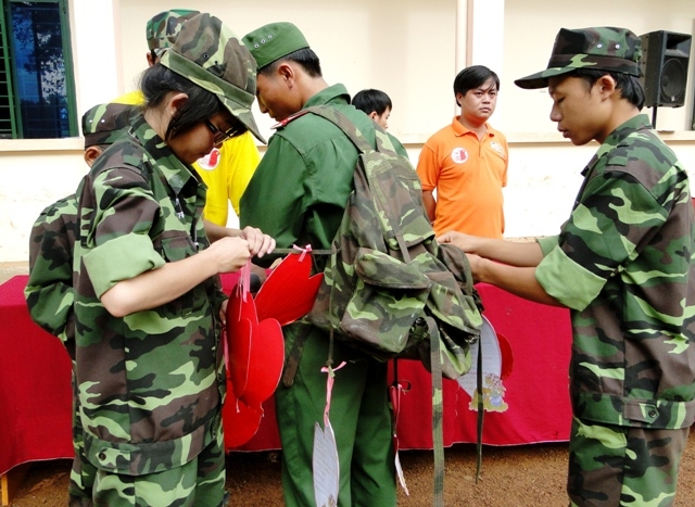 gửi về người thân trong gia đình những bức thư tràn ngập tình cảm, cũng như những ý chí đã được tôi luyện để trưởng thành hơn trong cuộc sống