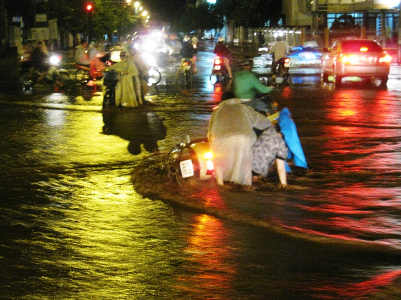 Nhiều người đi xe máy bị nước cuốn ngã hoặc chết máy
