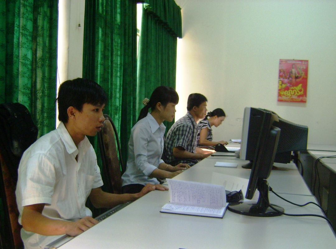 Phóng viên trẻ Báo Dak Lak trong giờ làm việc
