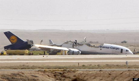 Ngày 27-7, một phi cơ chở hàng của hãng hàng không Đức Lufthansa vỡ thành hai khi đáp xuống Ảrập Xêút. Không có ai thiệt mạng sau sự việc này. Máy bay MD-11 chở 80 tấn hàng hóa từ Frankfurt, Đức, tới Riyadh của Ảrập Xêút thì bị rơi. Hãng Lufthansa cho biết vẫn chưa xác định được nguyên nhân tai nạn.