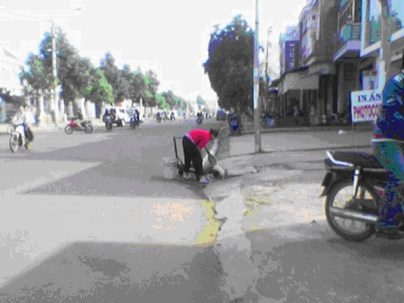 Một số quán ăn trên đường Lê Thánh Tông (khu vực đối diện hoa viên thành phố) thường đổ chất thải xuống hố ga thoát nước mưa trên đường Lê Thánh Tông.