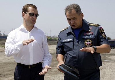 Tổng thống Nga Dmitry Medvedev đã sa thải hàng loạt quan chức vì không ngăn chặn được các đám cháy rừng vốn cưới đi sinh mạng của 48 người. Trong một tuyên bố đưa ra hôm 4-8, ông Medvedev cũng khiển trách Tư lệnh Hải quân Vladimir Vysotsky và vị phó của ông này là Alexander Tatarinov vì “thiếu tinh thần trách nhiệm” trong việc xử lý các đám cháy.