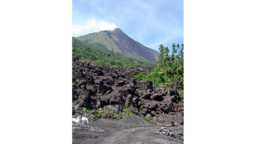 Ngọn núi Karangetang, nơi núi lửa đang hoạt động trở lại