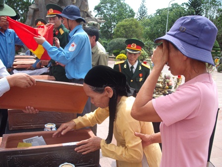 Bà Nguyễn Thị Hoan và con gái đã không kìm được nước mắt khi tìm thấy hài cốt chồng là liệt sĩ Vũ Văn Hòa.