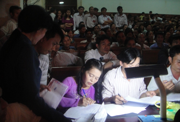Những người tham dự chương trình đóng góp trực tiếp vào "Quỹ vì người nghèo" của huyện