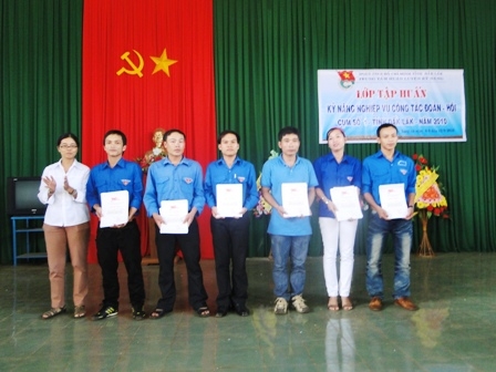 Trao giấy chứng nhận cho các học viên
